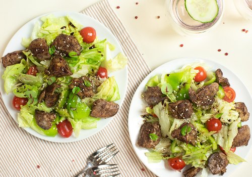 Салат с теплой куриной печенью